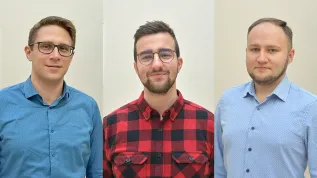 Zdjęcie zespołu badawczego: (od lewej) dr Grzegorz Bury, dr Radosław Zajdel i prof. Krzysztof Sośnica. Fot. materiały prasowe.