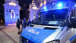 07.05.2025. Policyjny radiowóz przed wejściem na teren Kampusu Głównego UW w Warszawie. PAP/Radek Pietruszka