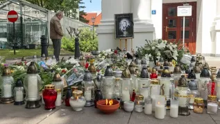 Znicze i kwiaty przed Auditorium Maximum na terenie Kampusu Głównego UW w Warszawie (doro) PAP/Szymon Pulcyn