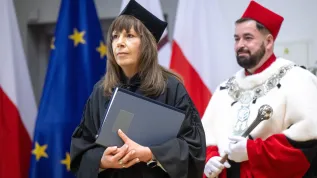 21.05.2025. Prof. dr hab. inż. Joanna Barłowska (L) i rektor Politechniki Bydgoskiej prof. dr hab. inż. Marek Adamski (P) podczas uroczystości wręczenia prof. Joannie Barłowskiej tytułu Doktora Honoris Causa, 21 bm. na Politechnice Bydgoskiej w Bydgoszczy.  PAP/Tytus Żmijewski