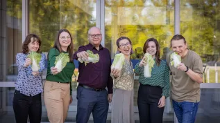 Na zdj. od lewej: mgr inż. Stefania Wolff (WFTiMS PG i IMP PAN), mgr Angelika Łepek (WFTiMS PG), prof. Jacek Ryl (WFTiMS PG), dr hab. inż. Katarzyna Siuzdak, prof. IMP PAN (IMP PAN), dr inż. Wiktoria Lipińska (IMP PAN, absolwentka PG), dr hab. inż. Andrzej Nowak, prof. PG (WChem PG). Fot. Krzysztof Mystkowski / Politechnika Gdańska