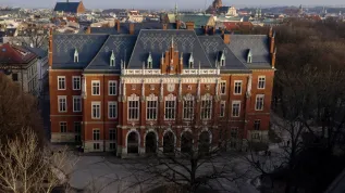 25.02.2021. Collegium Novum Uniwersytetu Jagiellońskiego przy ulicy Gołębiej w Krakowie, 25 bm. Główny budynek Uniwersytetu Jagiellońskiego został oddany do użytku w 1887 roku. (olm) PAP/Łukasz Gągulski