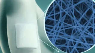 Kontrolowane dostarczanie leków do organizmu mogą zapewnić opatrunki z elektroprzędzonych mat, zbudowanych z włókien polimerowych i odpowiedniej substancji leczniczej. Na wstawce zdjęcie mikroskopowe z włóknami polimerowymi zawierającymi antybakteryjny metronidazol. (Źródło: IFJ PAN)