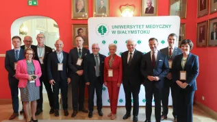 10.06.2025. Przewodnicza Komisji Zdrowia Senatu Rzeczypospolitej Polskiej, senator KO Beata Małecka-Libera (C) po briefingu prasowym, przed konferencją naukową "Pozyskiwanie wysokiej jakości danych na potrzeby zdrowia publicznego. Współpraca nauki i samorządu w kształtowaniu polityki zdrowotnej", 10 bm. w Auli Magna Pałacu Branickich w Białymstoku. (mr) PAP/Artur Reszko