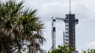11.06.2025. Na zdjęciu z 11 bm. Rakieta Falcon 9 na stanowisku SLC 39A w Centrum Kosmicznym Johna F. Kennedy’ego na przylądku Canaveral. PAP/Leszek Szymański