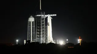 Floryda, 25.06.2025. Gotowa do startu rakieta Falcon 9 z kapsułą Crew Dragon z Centrum Kosmicznego Johna F. Kennedy’ego na przylądku Canaveral na Florydzie, 25 bm. W ramach misji Axiom-4 rakieta ma zabrać czwórkę astronautów, w tym Sławosza Uznańskiego-Wiśniewskiego na Międzynarodową Stację Kosmiczną (ISS). (amb) PAP/Leszek Szymański