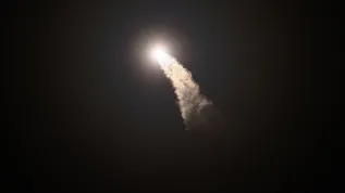 Floryda, 25.06.2025. Start rakiety Falcon 9 z kapsułą Crew Dragon z Centrum Kosmicznego Johna F. Kennedy’ego na przylądku Canaveral na Florydzie, 25 bm. W ramach misji Axiom-4 rakieta zabrała czwórkę astronautów, w tym Sławosza Uznańskiego-Wiśniewskiego na Międzynarodową Stację Kosmiczną (ISS). (amb) PAP/Leszek Szymański