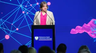 03.05.2025. Sekretarz stanu w Ministerstwie Nauki i Szkolnictwa Wyższego Karolina Zioło-Pużuk na Europejskich Targach Nauki w Poznaniu, 3 bm. Jest to wspólne przedsięwzięcie Ministerstwa Nauki i Szkolnictwa Wyższego, Uniwersytetu im. Adama Mickiewicza w Poznaniu oraz Grupy MTP. (ad) PAP/Jakub Kaczmarczyk