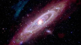 Galaktyka M31 w Andromedzie. Obraz stanowi połączenie danych z różnych długości fali z przypisanym im dla wizualizacji barwami. Źródło: NASA, Marcel Drechsler, Xavier Strottner, Yann Sainty &amp; J. Sahner, T. Kottary, przetwarzanie obrazu: L. Frattare, K. Arcand, J. Major.
