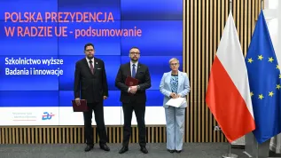 02.07.2025. Minister nauki i szkolnictwa wyższego Marcin Kulasek (C) oraz wiceszefowie MNiSW Andrzej Szeptycki (L) i Maria Mrówczyńska (P) na konferencji prasowej w siedzibie resortu w Warszawie, 2 bm. Spotkanie dotyczyło podsumowania polskiej prezydencji w Radzie UE w obszarze nauki i szkolnictwa wyższego. (amb) PAP/Radek Pietruszka