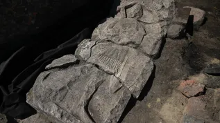 02.07.2025. Płyta nagrobna z wizerunkiem rycerza z pocz. XIII w. odkryta podczas prac archeologicznych na gdańskiej starówce, 2 bm. Wykopaliska prowadzone są w miejscu, w którym kiedyś działała kultowa lodziarnia Miś. (jm) PAP/Adam Warżawa