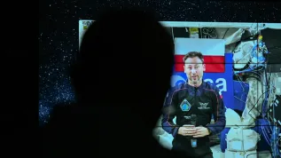 02.07.2025. Na ekranie przebywający na Międzynarodowej Stacji Kosmicznej polski astronauta Sławosz Uznański-Wiśniewski. PAP/Radek Pietruszka