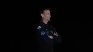 Floryda, 25.06.2025. Na zdjęciu z 24 bm. Sławosz Uznański-Wiśniewski podczas pożegnania astronautów w Centrum Kosmicznym Johna F. Kennedy’ego na przylądku Canaveral w amerykańskim stanie Floryda.  PAP/Leszek Szymański