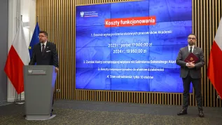 09.07.2025. Minister nauki i szkolnictwa wyższego Marcin Kulasek (P) oraz wiceminister nauki i szkolnictwa wyższego Andrzej Szeptycki (L) na konferencji prasowej poświęconej likwidacji Akademii Kopernikańskiej, w Ministerstwie Nauki i Szkolnictwa Wyższego w Warszawie, 9 bm. (ad) PAP/Albert Zawada