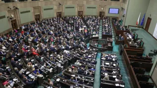 , 09.07.2025. Posłowie na sali plenarnej Sejmu w Warszawie w drugim dniu posiedzenia. PAP/Tomasz Gzell 