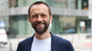 Warszawa, 10.06.2025. Ekspert ds. bezpieczeństwa kosmicznego Mariusz Słonina przed siedzibą Polskiej Agencji Prasowej w Warszawie. PAP/Szymon Pulcyn