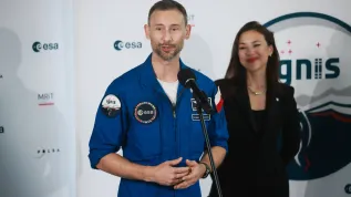 Warszawa, 24.07.2025. Polski astronauta, członek załogi misji Axiom-4 dr Sławosz Uznański-Wiśniewski (L) oraz jego małżonka Aleksandra Uznańska-Wiśniewska (P) podczas powitania w Porcie Lotniczym im. Chopina na Okęciu w Warszawie, 24 bm. Polski astronauta wrócił do kraju na pokładzie specjalnego rządowego samolotu. PAP/Leszek Szymański