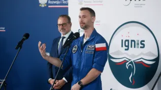 Warszawa, 24.07.2025. Polski astronauta, członek załogi misji Axiom-4 dr Sławosz Uznański-Wiśniewski (P) oraz dyrektor Europejskiej Agencji Kosmicznej Josef Aschbacher (L) podczas konferencji prasowej tow. powitaniu w Porcie Lotniczym im. Chopina na Okęciu w Warszawie, 24 bm. Polski astronauta wrócił do kraju na pokładzie specjalnego rządowego samolotu.  PAP/Leszek Szymański
