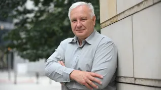Prezes Polskiej Akademii Nauk prof. dr hab. Marek Konarzewski przed siedzibą PAP w Warszawie (aldg) PAP/Marcin Obara