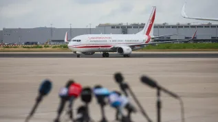 Kolonia, 16.07.2025. Samolot rządowy z polskim członkiem załogi Axiom-4 dr Sławoszem Uznańskim-Wiśniewskim na pokładzie po wylądowaniu na lotnisku w Kolonii, 16 bm. Kapsuła Crew Dragon misji Axiom-4 z czwórką astronautów na pokładzie powróciła na Ziemię z orbity okołoziemskiej, gdzie przez blisko dwa tygodnie dokowała do Międzynarodowej Stacji Kosmicznej ISS. (jm) PAP/Leszek Szymański