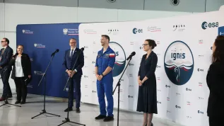 Warszawa, 24.07.2025. Polski astronauta, członek załogi misji Axiom-4 dr Sławosz Uznański-Wiśniewski (C), prezes Polskiej Agencji Kosmicznej dr Marta Ewa Wachowicz (2P) oraz dyrektor Europejskiej Agencji Kosmicznej Josef Aschbacher (3L) podczas powitania w Porcie Lotniczym im. Chopina na Okęciu w Warszawie, 24 bm. Polski astronauta wrócił do kraju na pokładzie specjalnego rządowego samolotu. (amb) PAP/Leszek Szymański