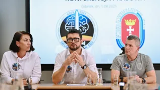 Gdańsk, 01.08.2025. Prof. Inna Sokołowska (L), prof. Marcin Dornowski (C), dr Tomasz Szot (P) na konferencji prasowej na terenie Akademii Wychowania Fizycznego i Sportu w Gdańsku, 1 bm. Konferencja dot. podsumowania zakończonej misji kosmicznej IGNIS, w ramach której zrealizowany został jeden z eksperymentów badawczych — projekt NEUROFEEDBACK EEG. PAP/Marcin Gadomski