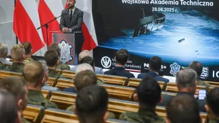 28.08.2025. Wicepremier, minister obrony narodowej Władysław Kosiniak-Kamysz przemawia na otwarciu Centrum Kontroli Misji Satelitarnych na terenie Wojskowej Akademii Technicznej w Warszawie, 28 bm. Podczas spotkania zaprezentowano operacyjne wykorzystanie Segmentu Naziemnego Wojskowej Akademii Technicznej poprzez połączenie na żywo z satelitą ICEYE, przelatującym w zasięgu stacji naziemnej WAT. (ad) PAP/Piotr Nowak