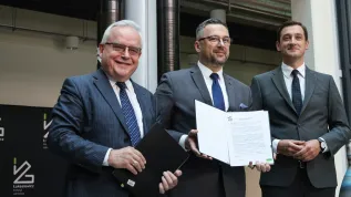  08.08.2025. Dyrektor Łukasiewicz – Instytut Lotnictwa Cezary Szczepański (L), minister nauki Marcin Kulasek (C) i prezes Sieci Badawczej Łukasiewicz Hubert Cichocki (P) podczas konferencji prasowej nt. inauguracji projektu SPARK, 8 bm. w budynku Sieci Badawczej Łukasiewicz - Instytutu Lotnictwa w Warszawie. Celem projektu Satellite Platform for Advancement of Research and Knowledge (SPARK) jest opracowanie i wyniesienie na orbitę eksperymentalnego satelity badawczego. PAP/Albert Zawada