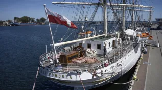 02.06.2020 Statek-muzeum „Dar Pomorza” zacumowany przy Skwerze Kościuszki w Gdyni. PAP/Adam Warżawa