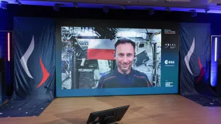 Wcześniejsze połączenie na żywo z polskim astronautą Sławoszem Uznańskim-Wiśniewskim, kiedy przebywał na stacji ISS (doro) PAP/Albert Zawada