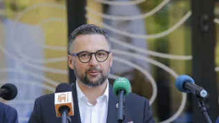 24.09.2025. Minister nauki i szkolnictwa wyższego Marcin Kulasek podczas briefingu prasowego w związku z otwarciem Domu Studenta nr 10 Uniwersytetu Warmińsko-Mazurskiego w Olsztynie, 24 bm. Remont akademika kosztował blisko 28 mln zł. Jest w nim 130 jednoosobowych pokoi (sko) PAP/Tomasz Waszczuk 