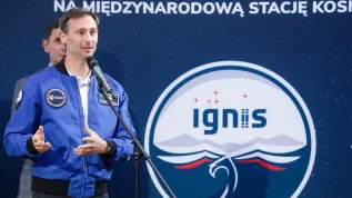 Warszawa, 24.09.2025. Astronauta projektowy Europejskiej Agencji Kosmicznej Sławosz Uznański-Wiśniewski przemawia podczas gali finałowej konkursów edukacyjnych w ramach misji IGNIS, zorganizowanej m.in. przez Ministerstwo Rozwoju i Technologii, 24 bm. w Warszawie. PAP/Tomasz Gzell