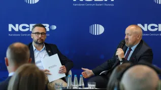 25.09.2025. Minister nauki i szkolnictwa wyższego Marcin Kulasek (L) i dyrektor NCBR Jerzy Małachowski (P) na konferencji prasowej dot. startu projektów uczelni wyłonionych w naborze „Efektywne zarządzanie uczelnią w celu minimalizowania zjawiska drop-outu”, w Warszawie, 25 bm. (ad) PAP/Paweł Supernak