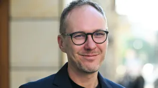 26.09.2025. Laureat Ig Nobla, prof. Marcin Zajenkowski z Wydziału Psychologii UW przed siedzibą Polskiej Agencji Prasowej w Warszawie. PAP/Radek Pietruszka