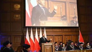  Gdańsk, 01.10.2025. Prezydent Rzeczypospolitej Polskiej Karol Nawrocki (C) przemawia na inauguracji roku akademickiego 2025/2026 Politechniki Gdańskiej, 1 bm. (amb) PAP/Adam Warżawa