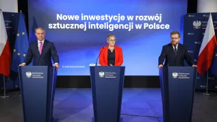 , 10.10.2025. Minister cyfryzacji Krzysztof Gawkowski (L), wiceminister cyfryzacji Dariusz Standerski (P) oraz podsekretarz stanu w Ministerstwie Nauki i Szkolnictwa Wyższego Maria Mrówczyńska (C) podczas konferencji prasowej "Nowe inwestycje w rozwój sztucznej inteligencji w Polsce", 10 bm. w Ministerstwie Cyfryzacji w Warszawie. PAP/Paweł Supernak