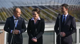 , 26.10.2025. Od lewej: premier Donald Tusk, prezes POLSA Marta Wachowicz i astronauta ESA Sławosz Uznański-Wiśniewski na konferencji prasowej w ramach debaty pt. "Demokracja równych szans. Rozmowy o wyzwaniach rozwojowych dla Polski", 26 bm. w Centrum Nauki Kopernik w Warszawie. Wydarzenie jest organizowane przez Instytut Obywatelski. (aldg) PAP/Radek Pietruszka