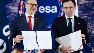 Na zdjęciu dyrektor generalny ESA Josef Aschbacher (L) i minister finansów i gospodarki Andrzej Domański. 27.11.2025 EPA/CLEMENS BILAN 