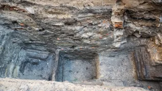 Toruń, 19.11.2025. Fragment nieznanych wcześniej drewnianych konstrukcji z XIII wieku, 19 bm. w Toruniu. Konstrukcje odkryte zostały podczas badań archelogocznych na dziedzińcu Domu Mikołaja Kopernika w Toruniu. To jedne z najstarszych takich znalezisk w mieście. Konstrukcje trafią do konserwacji i staną się elementem przyszłej wystawy stałej muzeum. (mr) PAP/Tytus Żmijewski