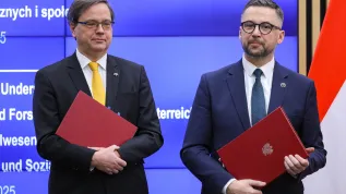 , 16.12.2025. Minister nauki i szkolnictwa wyższego Marcin Kulasek (P) oraz ambasador Austrii w Polsce Hannes Schreiber (L) na podpisaniu umowy między resortem nauki RP i Ministerstwem ds. Kobiet, Nauki i Badań Naukowych Republiki Austrii w siedzibie MNiSW w Warszawie, 16 bm. Podpisane porozumienie dotyczy współpracy w dziedzinie nauk humanistycznych i społecznych. PAP/Rafał Guz