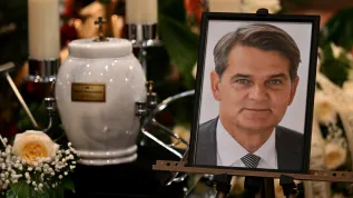 17.12.2025. Uroczystości pogrzebowe byłego rektora UJK prof. Jacka Semaniaka w Bazylice Katedralnej w Kielcach, 17 bm. Prof. Jacek Semaniak, prezes Głównego Urzędu Miar i były wieloletni rektor Uniwersytetu Jana Kochanowskiego w Kielcach zmarł 11 grudnia br. w wieku 61 lat. PAP/Piotr Polak