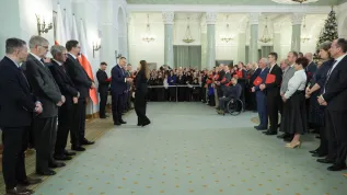 07.01.2026. Prezydent RP Karol Nawrocki (6L) podczas uroczystości w Pałacu Prezydenckim w Warszawie.  PAP/Paweł Supernak