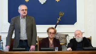 08.01.2026. Członkowie kapituły prof. Jerzy Bralczyk (P) i prof. Katarzyna Kłosińska (C) oraz sekretarz kapituły plebiscytu prof. Marek Łaziński (L) z Wydziału Polonistyki UW podczas ogłoszenia wyników głosowania internetowego plebiscytu Słowo Roku 2025, 8 bm. w Warszawie. Decyzją internautów wygrało słowo "kosmos", a kapituła językoznawców wskazała na "dron". Plebiscyt organizowany jest od 2011 roku przez Instytut Języka Polskiego Uniwersytetu Warszawskiego oraz Fundację Języka Polskiego. PAP/Szymon Pulcyn