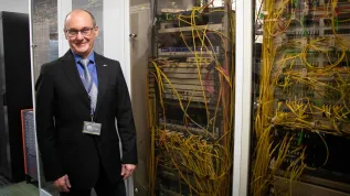 Marek Chorąży, specjalista w zakresie technologii kwantowych w Cyfronecie, główny inżynier wdrożenia technologii kwantowej dystrybucji kluczy szyfrujących. Fot. materiały prasowe