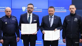 Minister nauki i szkolnictwa wyższego Marcin Kulasek (2L), minister spraw wewnętrznych, i administracji Marcin Kierwiński (2P), Komendant Główny Policji Marek Boroń (P) i Komendant Stołeczny Policji Krzysztof Ogroński (L) podczas podpisania porozumienia międzyresortowego dotyczącego rekomendacji dla uczelni i podsumowanie obrad Okrągłego Stołu ds. bezpieczeństwa na uczelniach, 20 bm. w siedzbie MNiSW w Warszawie. (sko) PAP/Paweł Supernak