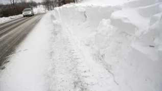 Zaspy przy drodze wojewódzkiej nr 884 w Łubnie, 6 bm. Blisko 130 pługopiaskarek pracowało na drogach krajowych i wojewódzkich na Podkarpaciu w niedzielę rano (dd/cat)