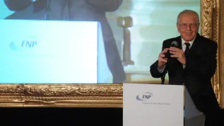 06.12.2012. Prof. Mieczysław Mąkosza z Instytutu Chemii Organicznej PAN, w czasie uroczystości wręczenia nagród. Prof. Mąkosza został uhonorowany Nagrodą Fundacji Nauki Polskiej w obszarze nauk chemicznych i o materiałach za opracowanie i wprowadzenie do kanonu chemii organicznej nowej reakcji – Zastępczego Podstawienia Nukleofilowego. Uroczystość wręczenia nagród odbyła się 6 bm. na Zamku Królewskim w Warszawie. PAP/Grzegorz Jakubowski.