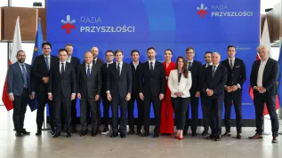 10.02.2026. Premier Donald Tusk (5L) oraz minister finansów i gospodarki Andrzej Domański (3L) z członkami nowo powołanej Rady Przyszłości, 10 bm. w Gmachu Skyliner w Warszawie. (amb) PAP/Albert Zawada