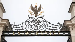 Warszawa, 15.02.2024. Brama główna Uniwersytetu Warszawskiego.  PAP/ Albert Zawada