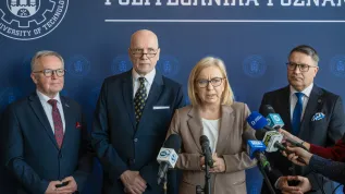 05.03.2026. Inicjator powołania Klastra Zielonej Transformacji Przemysław Karlik (2L), ministra klimatu i środowiska Paulina Hennig-Kloska (2P), rektor Politechniki Poznańskiej prof. dr hab. inż. Teofil Jesionowski (P) i prezes Zarządu Poznańskiego Parku Naukowo-Technologicznego prof. dr hab. inż. Hieronim Maciejewski (L) podczas konferencji prasowej, 5 bm. w siedzibie Politechniki Poznańskiej. Wcześniej odbyło się podpisanie porozumienia o utworzeniu Klastra Zielonej Transformacji. PAP/Jakub Kaczmarczyk
